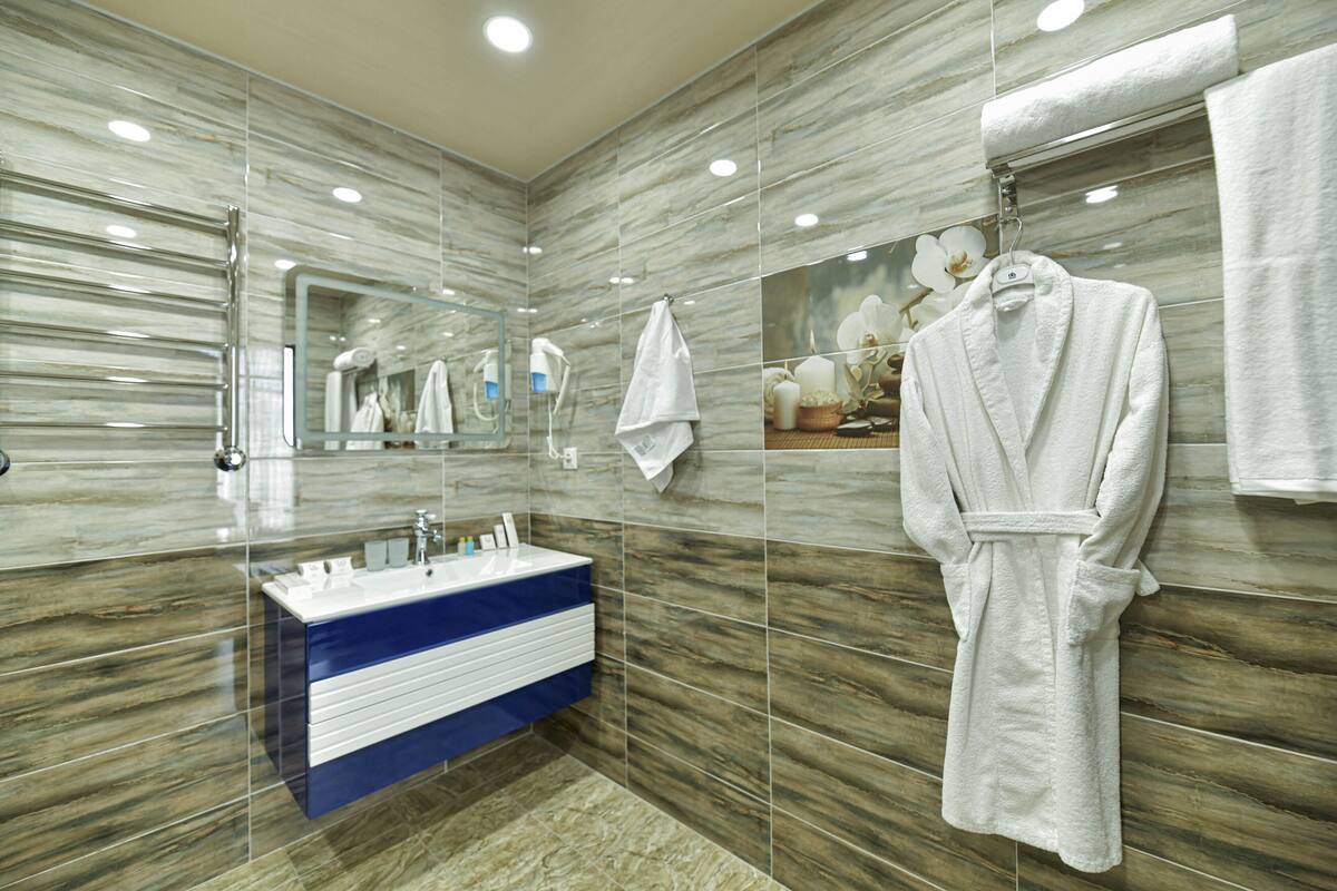 deluxe double room | bathroom | shower, free toiletries, hair dryer, slippers