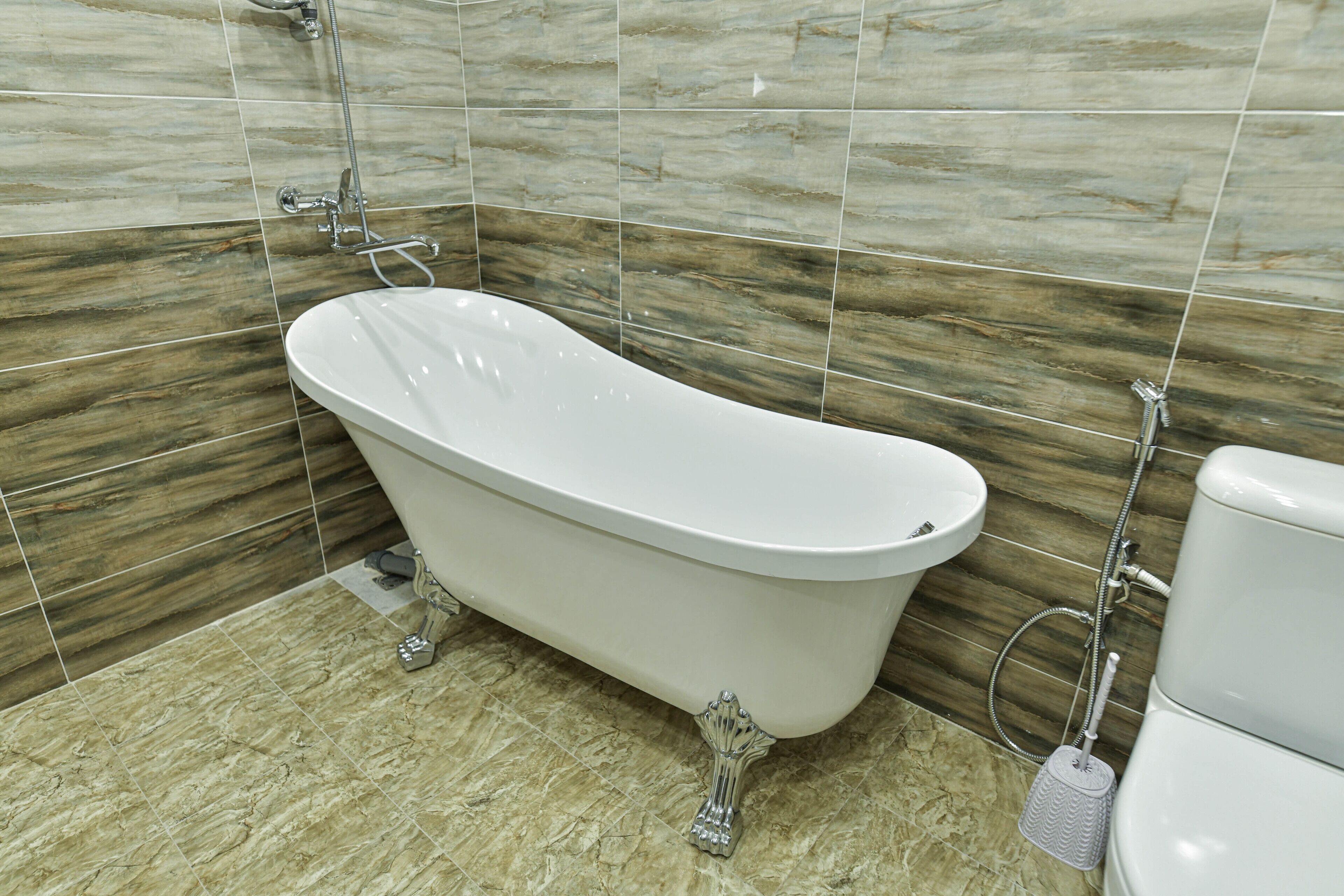 deluxe double room | bathroom | shower, free toiletries, hair dryer, slippers