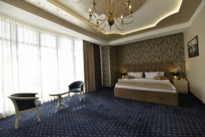 ห้องดีลักซ์ดับเบิล | เครื่องนอนระดับพรีเมียม, ผ้านวมขนเป็ด, ตู้นิรภัยในห้องพัก, โต๊ะทำงาน