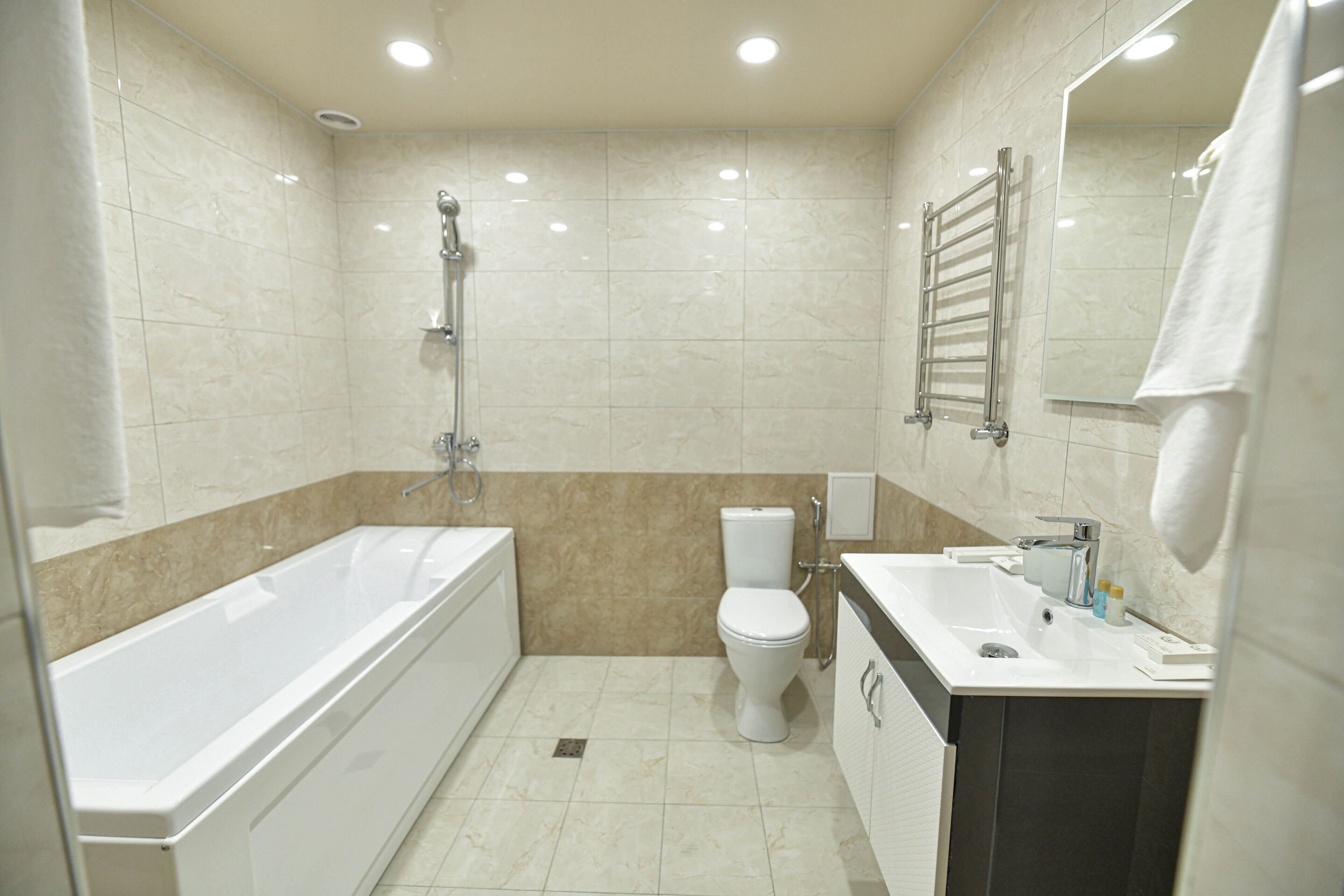 classic double room | bathroom | shower, free toiletries, hair dryer, slippers