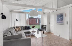 TV, fireplace - Amazing home in Frederikshavn with WiFi (Frederikshavn)