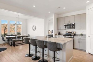 Private kitchen | Fridge, oven, coffee/tea maker, toaster