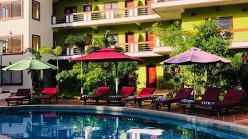 Alberca al aire libre y sombrillas en la alberca