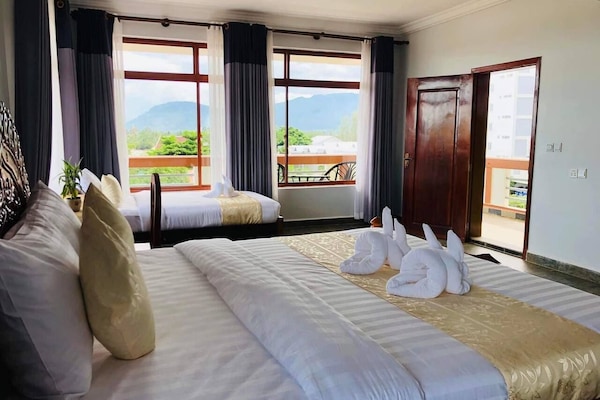 Sengetøy av topp kvalitet, minibar, individuelt dekorert og skrivebord