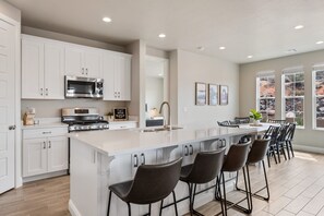 House, Multiple Bedrooms | Private kitchen | Fridge, oven, coffee/tea maker, toaster - Grand Getaway 10 Bedroom Townhouse (Washington)