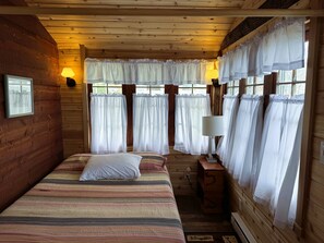 2 bedrooms, free WiFi, bed sheets - Incredible Lake Michigan views/sunsets. Intimate cottage with sandy beach. (Arcadia)