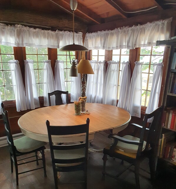 Dining - Incredible Lake Michigan views/sunsets. Intimate cottage with sandy beach. (Arcadia)