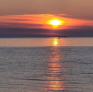 Beach nearby - Incredible Lake Michigan views/sunsets. Intimate cottage with sandy beach. (Arcadia)