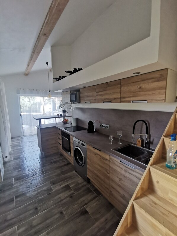 Kühlschrank, Mikrowelle, Ofen, Herdplatte