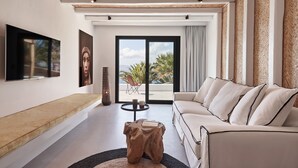 Un salon moderne avec un canapé, une table basse et des œuvres d’art accrochées aux murs.