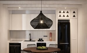 Kühlschrank, Geschirrspüler, Wasserkocher mit Kaffee-/Teezubehör