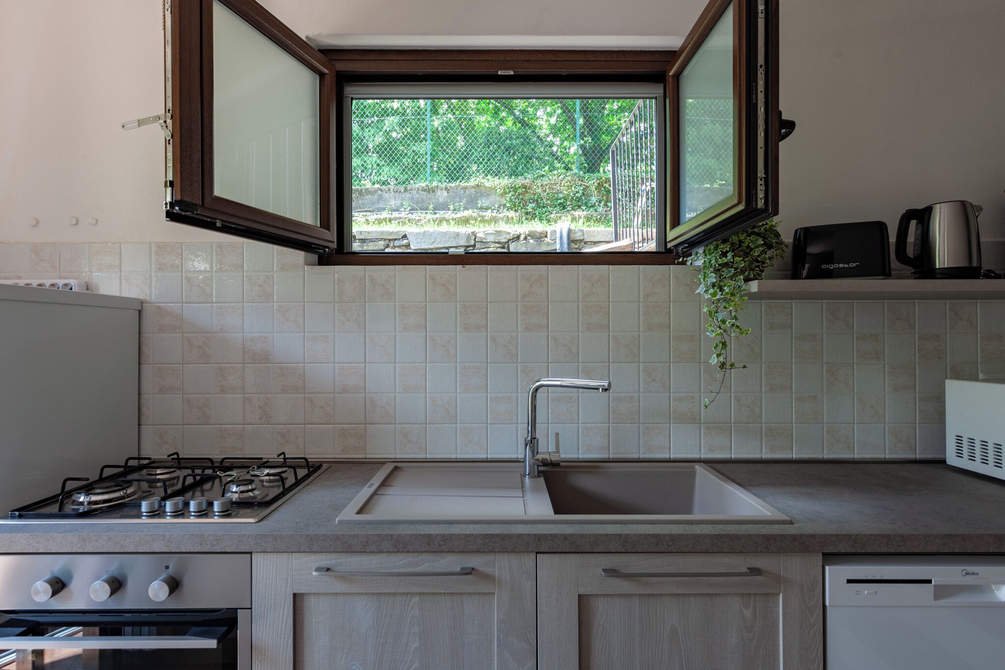 Refrigerador, microondas, horno y parrilla de estufa 