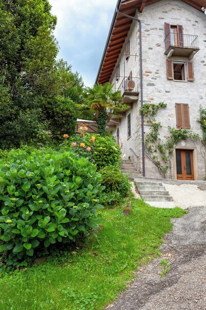 Casa Frey apt. 1 three-room apartment on Lake Orta with garden and swimming pool