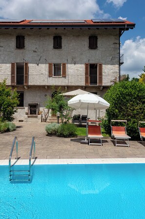 Outdoor pool - Casa Frey apt. 1 three-room apartment on Lake Orta with garden and swimming pool (Vacciago)