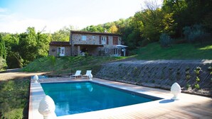 A stone house with a swimming pool and deck chairs. - Anticiana 8 (Lucca)