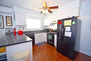 Frigorifero, microonde, forno, piano cottura