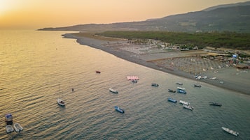 Praia particular nas proximidades, areia branca