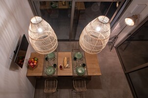 Refrigerador con freezer, cafetera expreso, cafetera/tetera