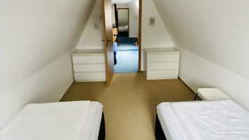 3 bedrooms, desk, iron/ironing board, travel crib