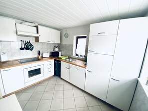 Fridge, microwave, oven, stovetop - "Discover Your Perfect Beach Getaway: Kapitäns Hus Awaits!" (Graal-Müritz)
