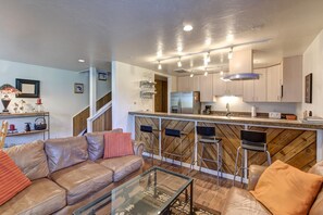 电视、壁炉、DVD 播放器