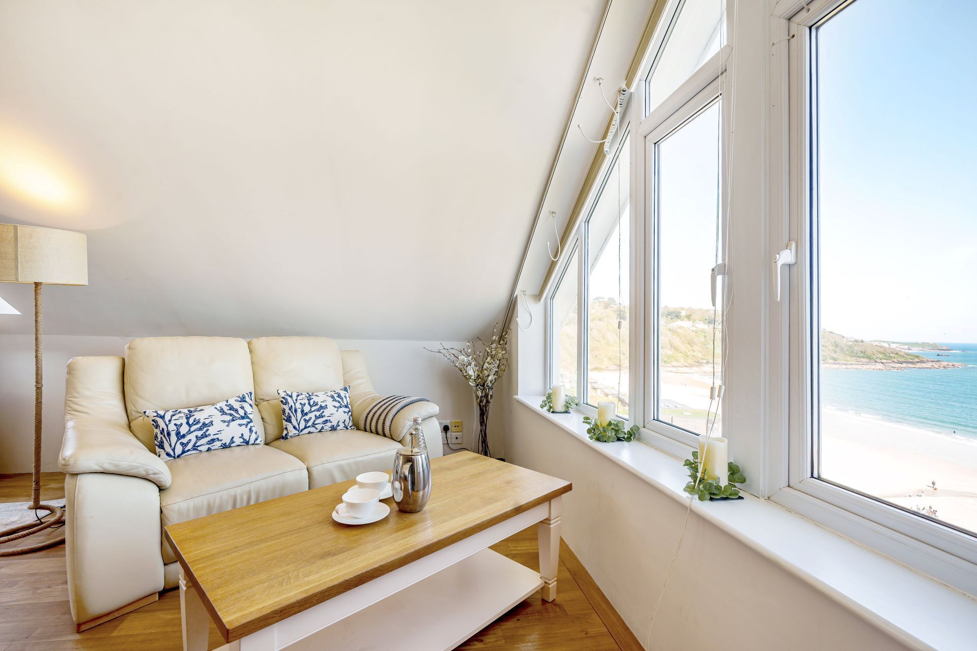 Smart-TV, bøker og stereoanlegg