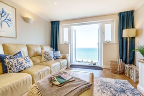 Smart TV, fireplace, books, stereo - Carbis Bay Luxury 3 Bed Penthouse Apartment with Sea Views Parking Sauna Balcony (Carbis Bay)