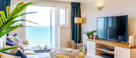 Una Smart TV, libros, un reproductor estéreo