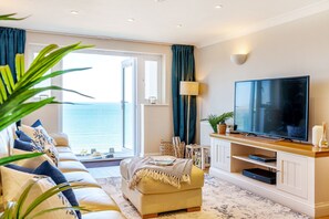 Smart TV, fireplace, books, stereo