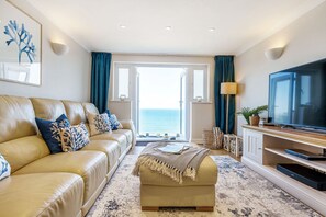 Smart TV, fireplace, books, stereo - Carbis Bay Luxury 3 Bed Penthouse Apartment with Sea Views Parking Sauna Balcony (Carbis Bay)