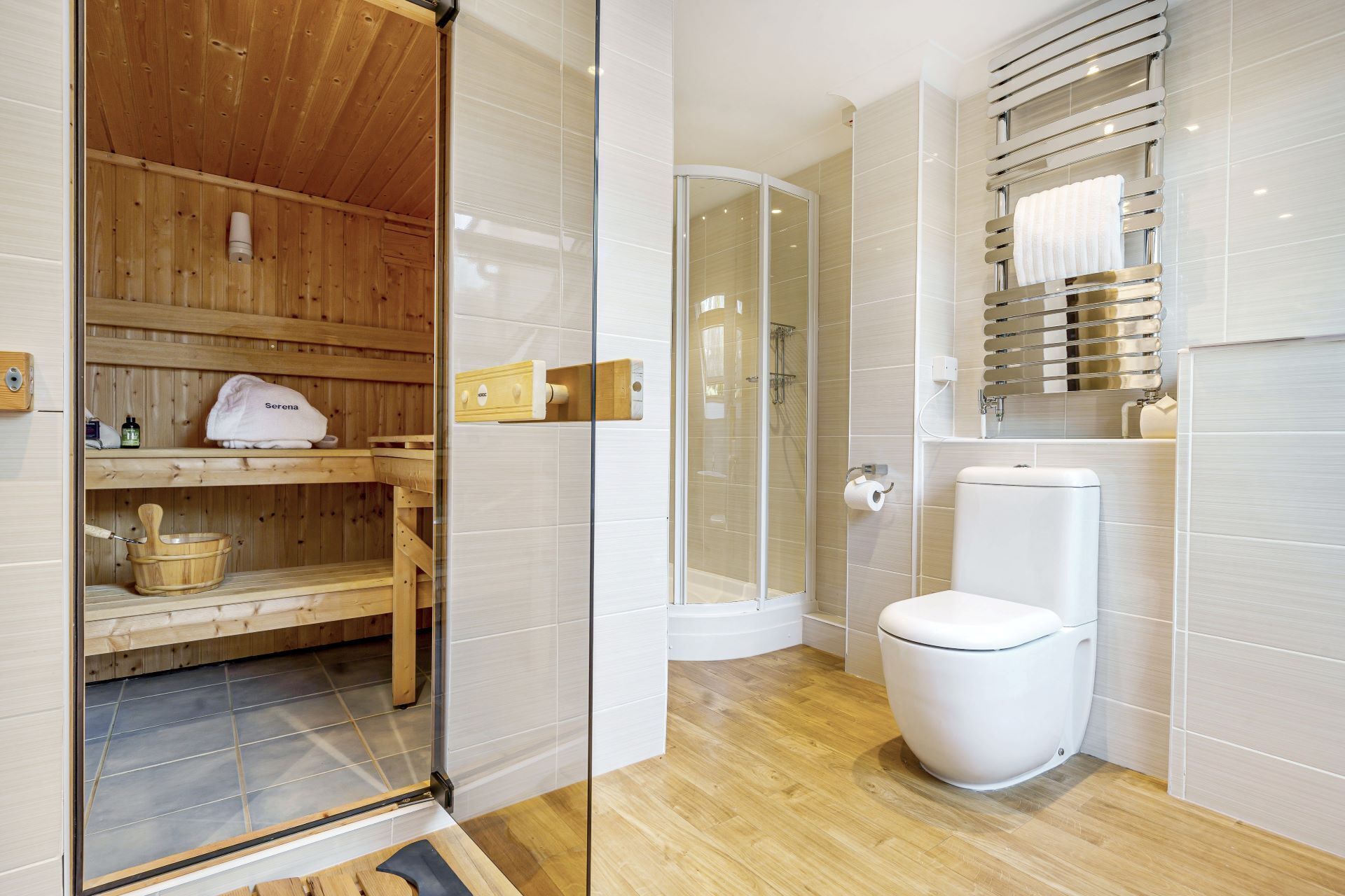 Dusche, kostenlose Toilettenartikel, Haartrockner, Bademäntel