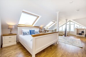 3 bedrooms, desk, iron/ironing board, travel crib