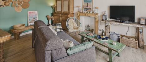 TV, fireplace, DVD player