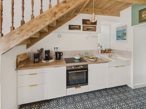 Een koelkast, een microgolfoven, een oven, een vaatwasser