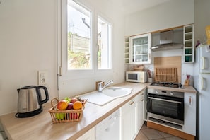 Een koelkast, een microgolfoven, een oven, een vaatwasser