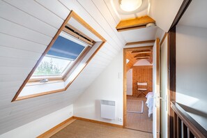 2 bedrooms, iron/ironing board, free WiFi
