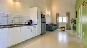 Full-sized fridge, microwave, coffee/tea maker, electric kettle - Dream of the Green Flamingo (Fontein)