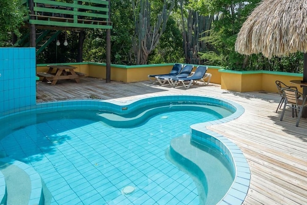 Una piscina al aire libre