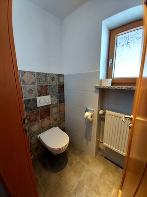 Douche, sèche-cheveux, serviettes fournies, papier toilette