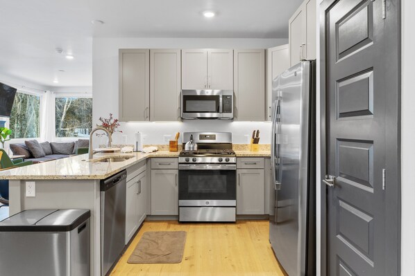 Refrigerador, microondas, horno y parrilla de estufa