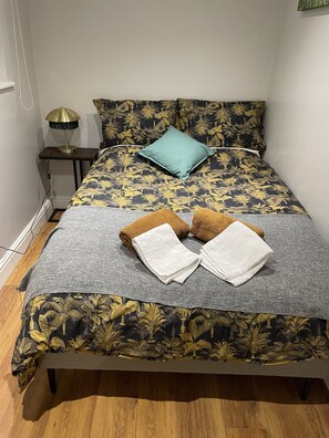 2 habitaciones, escritorio, tabla de planchar con plancha y wifi gratis