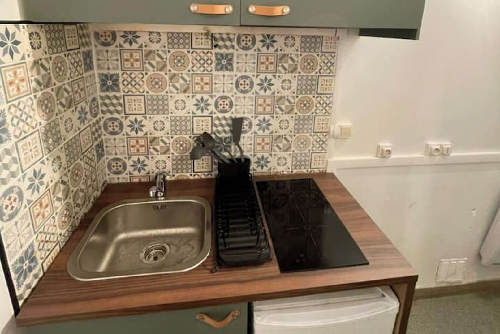 Réfrigérateur, plaque de cuisson, bouilloire électrique