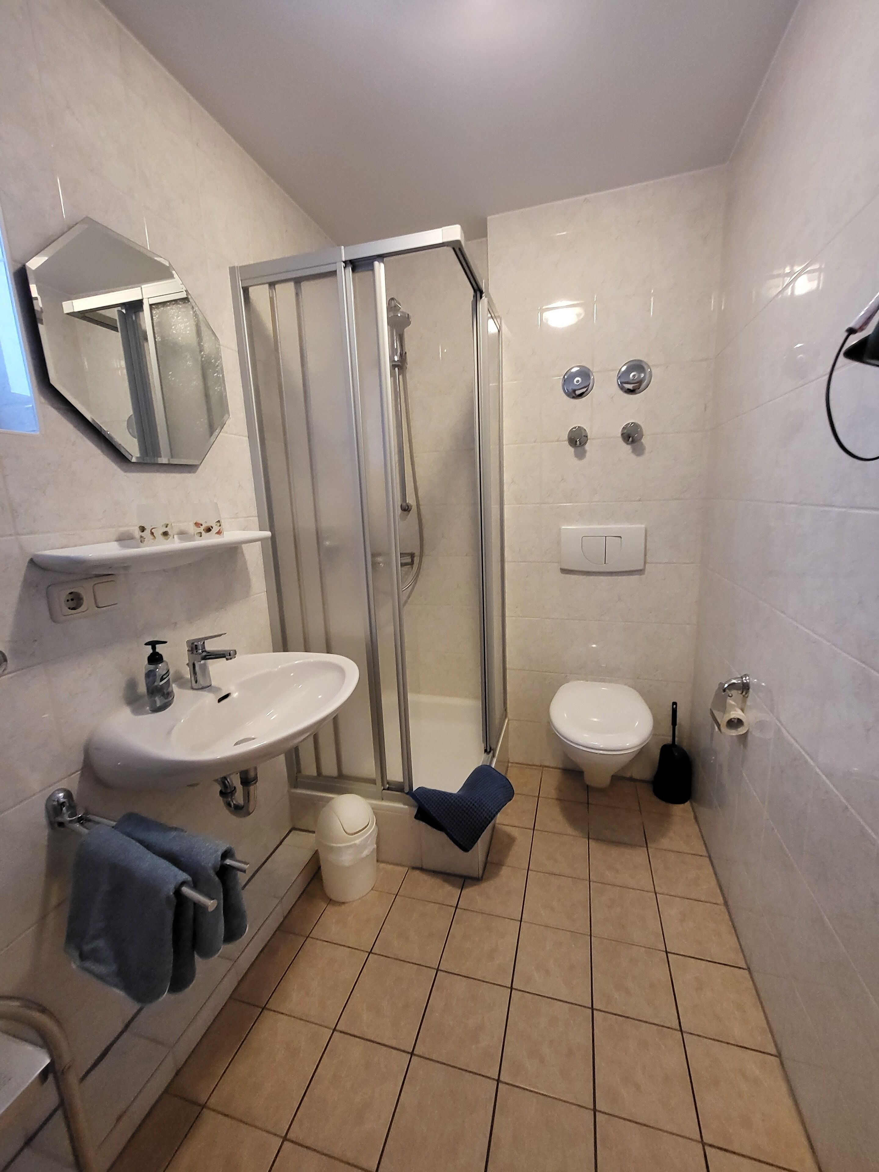 Douche, sèche-cheveux, serviettes fournies, savon