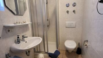 Douche, sĂšche-cheveux, serviettes fournies, savon