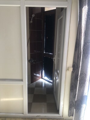 Basic Room, 1 Double Bed, Private Bathroom | Bathroom