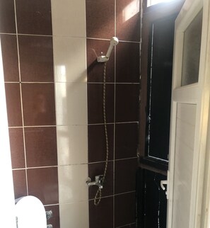 Chambre de base, 1 lit double, salle de bain privée | Salle de bain