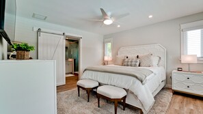 3 bedrooms, iron/ironing board, WiFi, bed sheets - 3 bedroom luxury home on AMI, private heated pool, pet friendly (Holmes Beach)