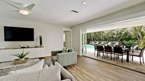 Smart TV - 3 bedroom luxury home on AMI, private heated pool, pet friendly (Holmes Beach)