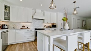 Fridge, microwave, oven, stovetop - 3 bedroom luxury home on AMI, private heated pool, pet friendly (Holmes Beach)