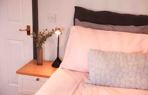 1 bedroom, iron/ironing board, free WiFi, bed sheets - Lakeside Studio, pet friendly (Colmworth)